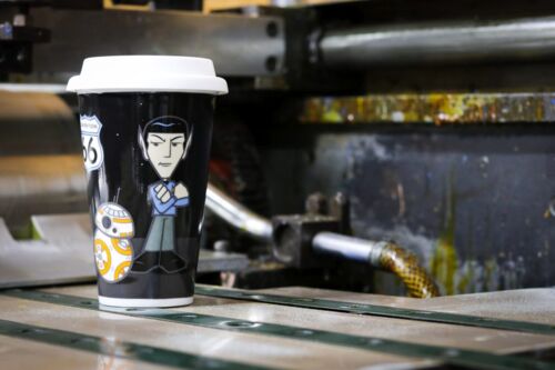 Bedruckter Coffee-to-go Becher aus Porzellan mit Silikondeckel mit Motiv Commander Spock