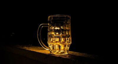 Bierglas im dunkeln