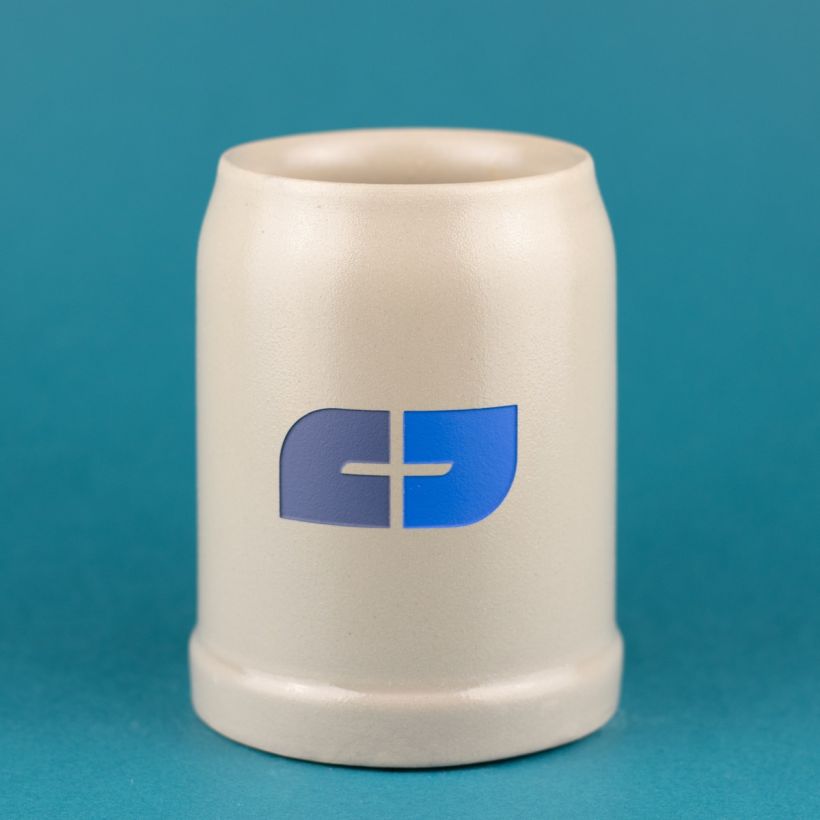 Steinkrug mit blau eingefärbter Gravur: Firmenlogo